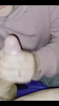 Ağzına büyük bir döl alan Arjantinli bir kızdan banyoda ev yapımı oral seks