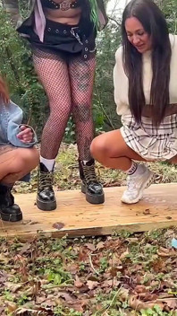 3 beste freundinnen sind verzweifelt nach einem natursekt im freien