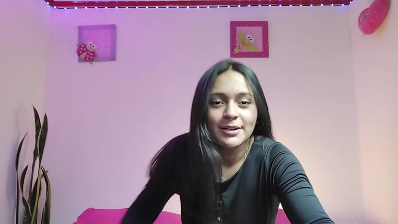 Emilyn Grifs: Linda Petite Wird Aufgeregt, Während Sie Ihre Finger in Ihren...