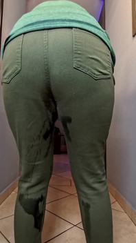 MILF Bionda Che Piscia Nella Compilation Di Disperate Di Vestiti