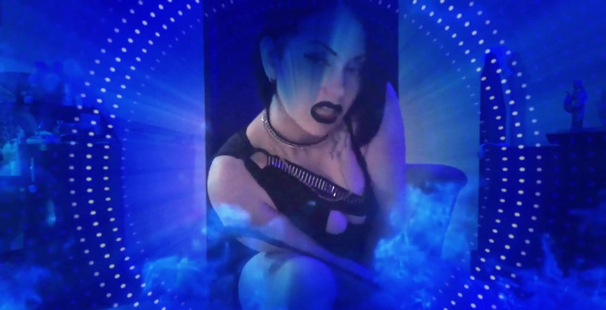 Goddess Misha Goldy: Ta av dig alla dina kläder slav! Snabbare! Nu ner...