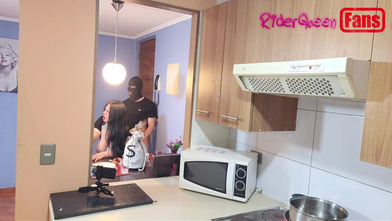 Riderqueen: prashanskon ke lie vidiyo: nakaabposh yuvak mujhe rasoee men chodta...