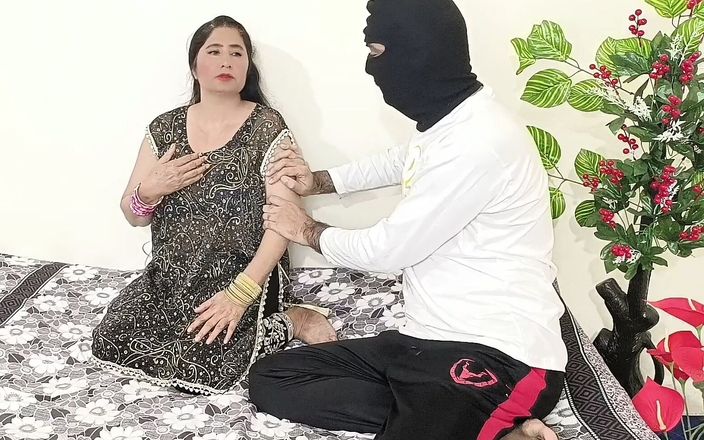 Raju Indian porn: La più bella zia indiana succhia il cazzo e scopata...