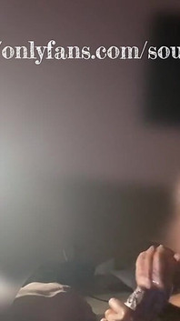 Er lutscht seinen schwanz, während er sich den film ansieht, den ich angucke