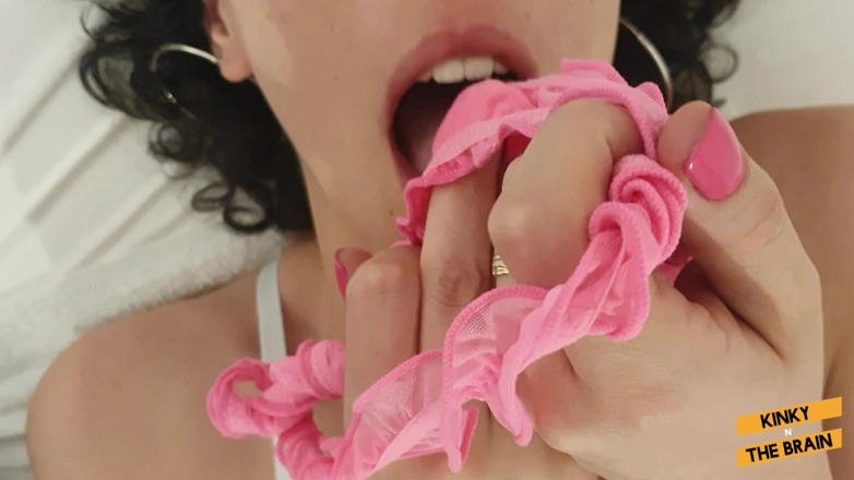 Kinky N the Brain: Orgasmus čichání kalhotek - barevná verze