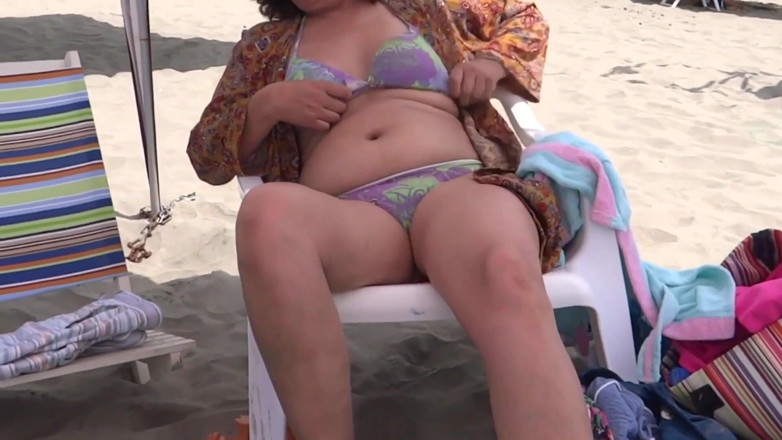 Ardientes69: Sulla spiaggia, diverse sborrate che il mio figliastro mi ha...