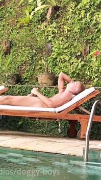 La piscina hotelului în aer liber