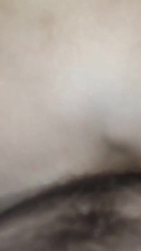 Anální sex s nahou černovlasou