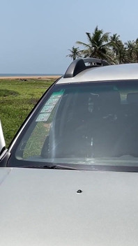 Batty lux lagi asik bersih-bersih mobil dengan toket besar alami batty lux