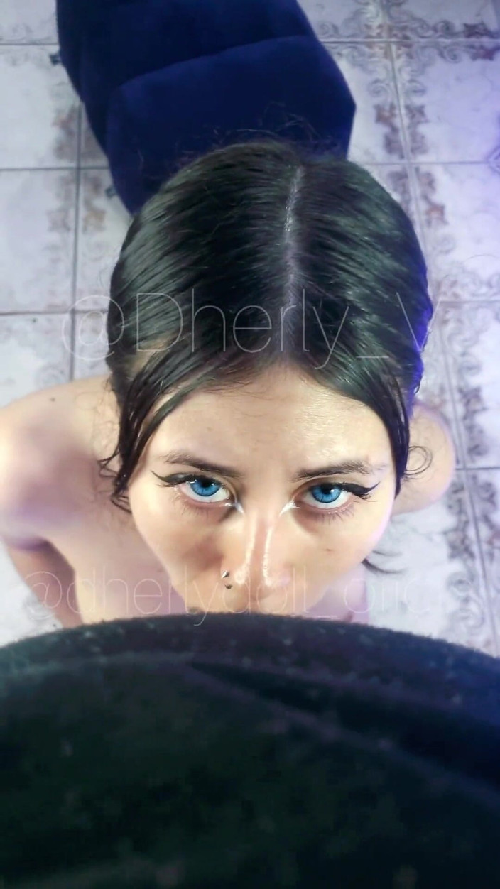 DherlyDoll: Krásná nevlastní sestra mého přítele mi dává jemné kouření POV