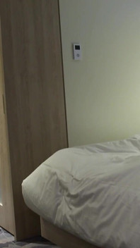 Wanita pembersih masuk ke kamar hotel dan membersihkan ekor tamu