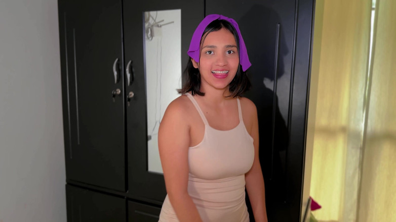 Labigassa: Devine sexy în mini-ul ei pentru a fi umplută cu lapte...