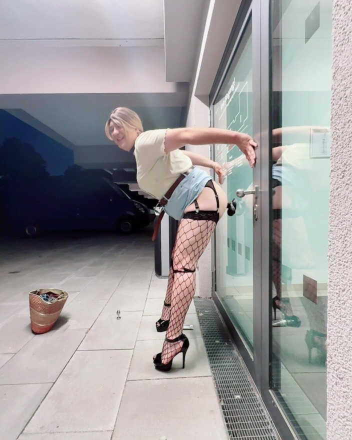 SissyDaniella: Efeminat călărește un vibrator la Glas Door