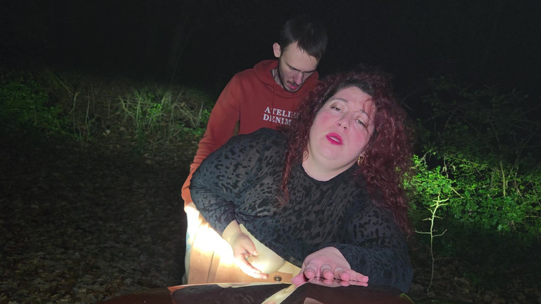 abricot sucree: Pelacur Kecil Mendapat Fucked Di Hutan Pada Malam