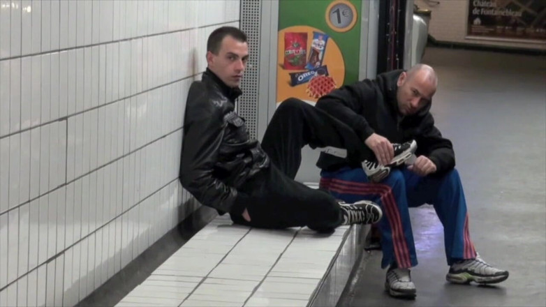 Sneaker gay: Expunere pe furișari în metrou!! Riscant