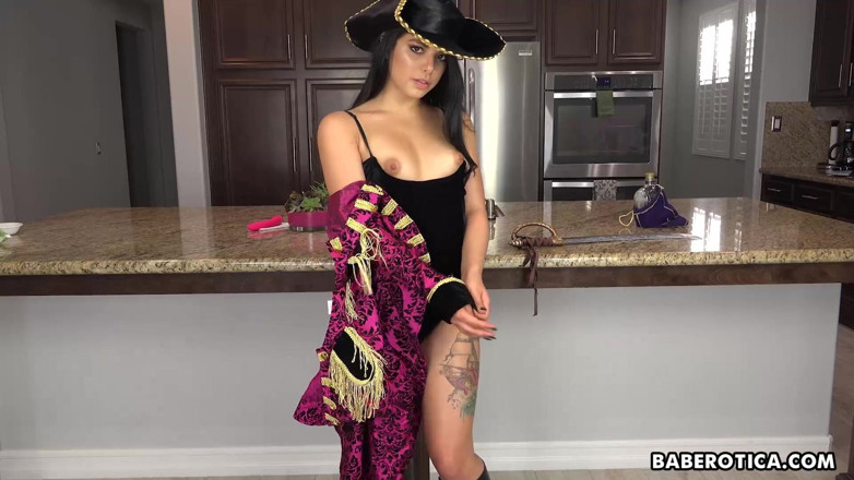 Baberotica: Gina valentina ist eine sehr sexy und geile piratenfrau!