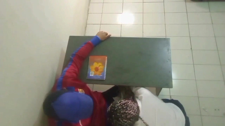 Lagatitatraviesa69: Ürpertici ve gerçek bir kız öğrenci sınıf sınıfı ortasında matematik öğretmeniyle götünü...
