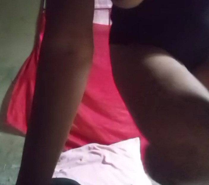 Lovelee: Une belle femme noire se touche