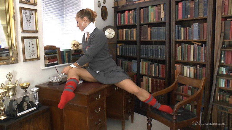 St Mackenzie's Archive: メルセデスは校長室で喫煙し、ストリップ