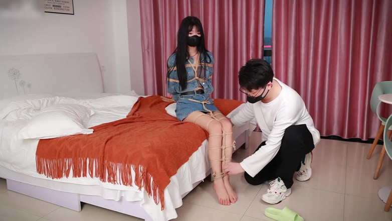 Asian bondage: Tali pengikat pacar tanpa alas kaki