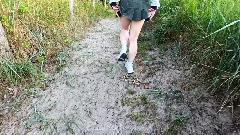 ElsaRixterXXX: La mia emozionante passeggiata senza mutandine attraverso il parco e...