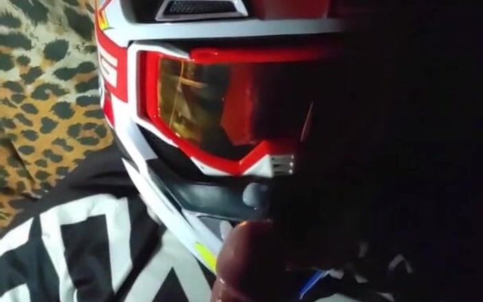 Sneakersmax98: Mantan pacar di mxhelmet ngocok kontolku, sampai crot di goggle-nya