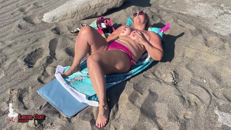 Lena Cox: Ả điếm mặc bikini hứng tình đụ trên bãi biển - âm hộ ướt át, dương...