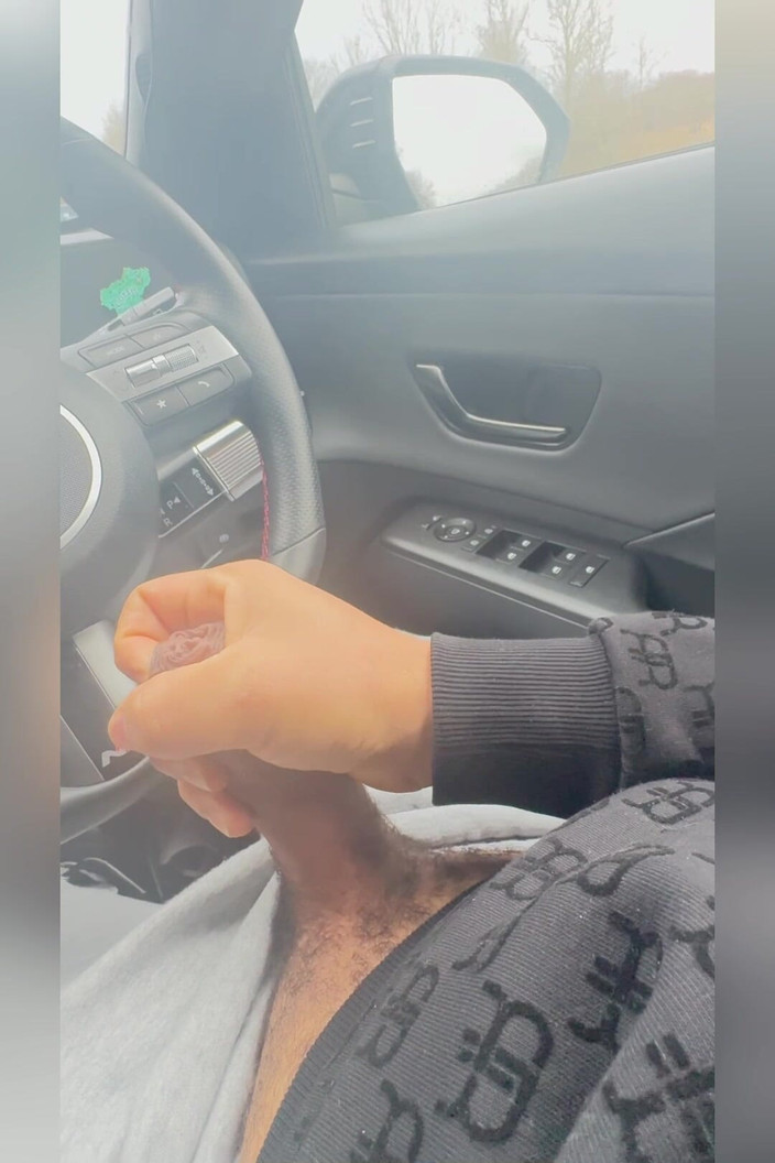 Kadu: Mostrando mi enorme polla para el camionero