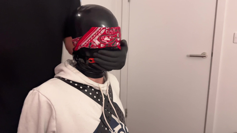 Inmate Cody and SubEdgeX: Twink cu glugă legată de scaun