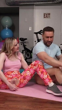 Orta yaşlı seksi kadının şehvetli esnemesi - istekli üvey oğul sert bir egzersize ikna ediliyor