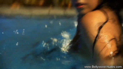 Bollywood Nudes: Bruna perfetta nuota in piscina