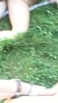 Outdoor-gruppenfick mit tropfendem sperma und schlampigen blowjobs