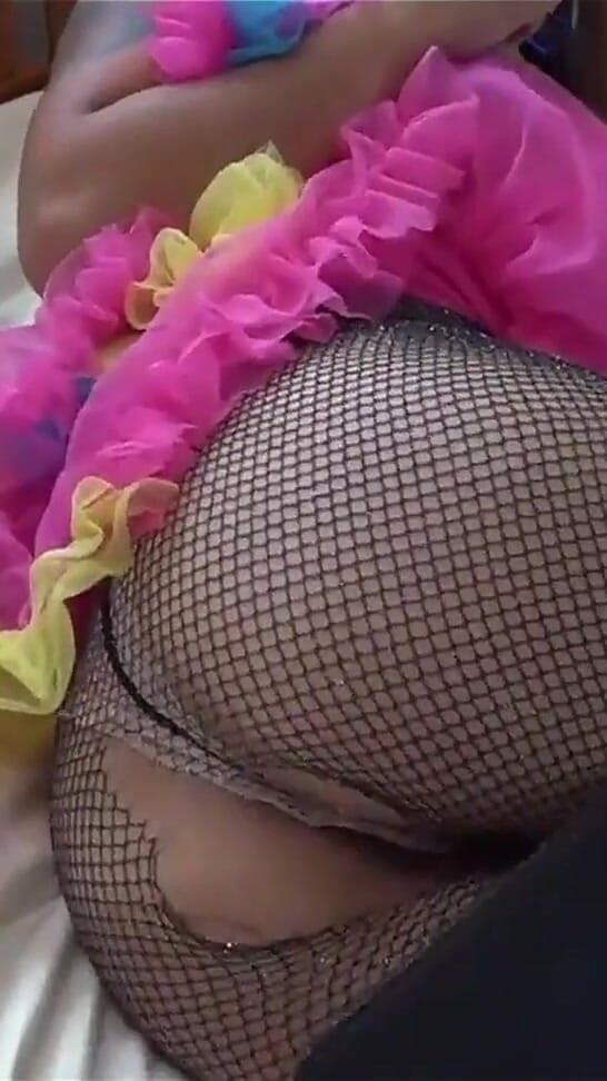 Grand D assjob: お尻を叩くと、彼女のフィッシュネットの尻に射精がつく