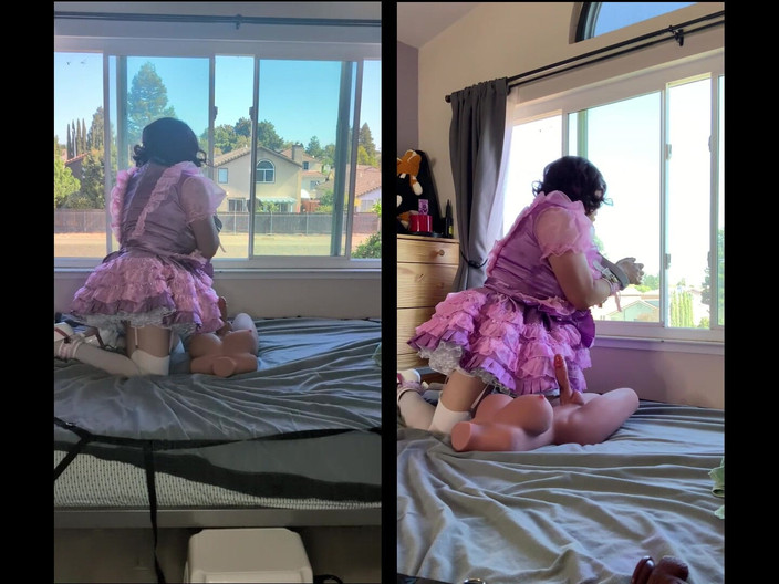 Sissy Candy: Servitoarea sissy roz din satin își călărește jucăria păpușa sexuală în timp...