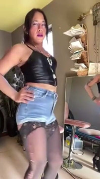 La sexy lil fa uno spogliarello mentre dal vivo in cam