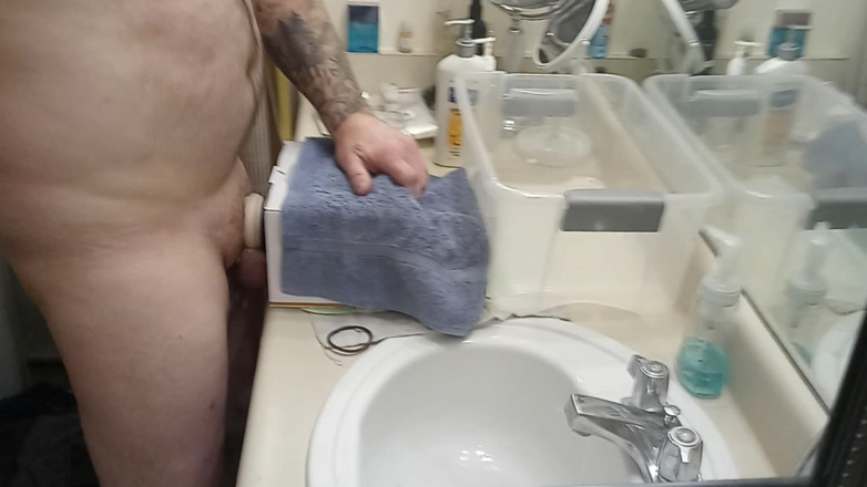 Countryguy79: Solo en casa masturbándose