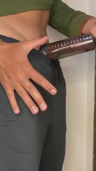 Une belle-mère allaite une grosse bite, utilise sa pompe à pénis et rend sa bite géante.
