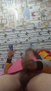 Cel mai bun prieten al tău care adoră să se masturbeze în timp ce urmărește îndrăzneț.
