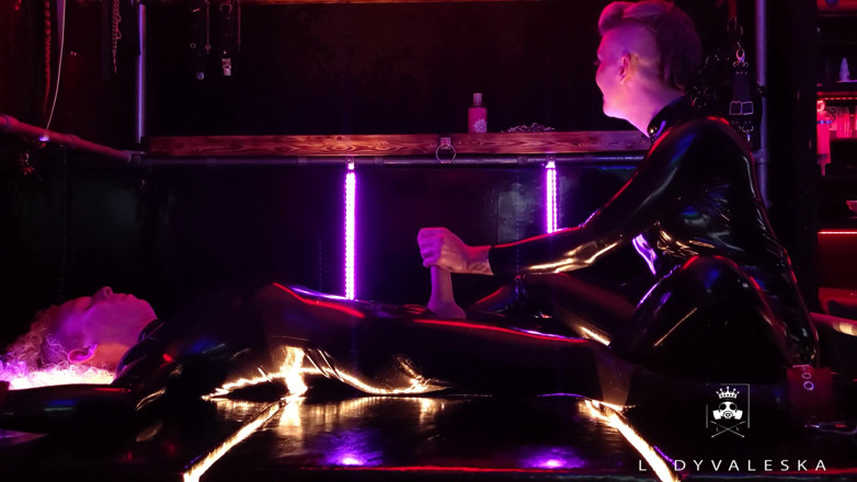 Lady Valeska: Onontkoombaar gebonden orgasme
