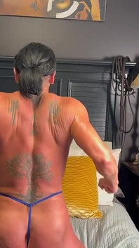 Kandylegs melakukan fleksibel keras kegemarannya untuk Cj