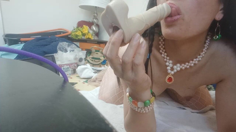 sweethanajapanese: Let Me Suck Your Dick Honey