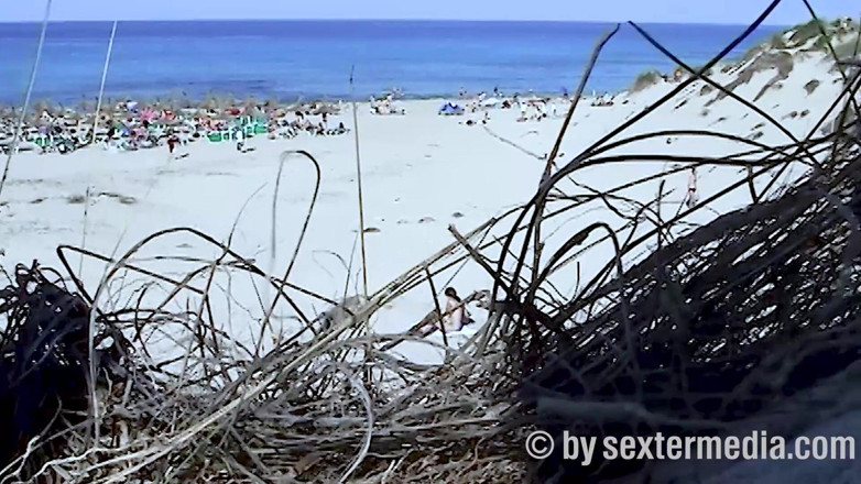Beachbitches: La Fille De Plage Barbetta Se Déshabille Dans Les Buissons