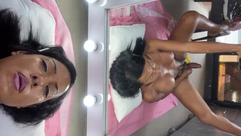 Brunettehotts: Uită-te la sperma mea în buric