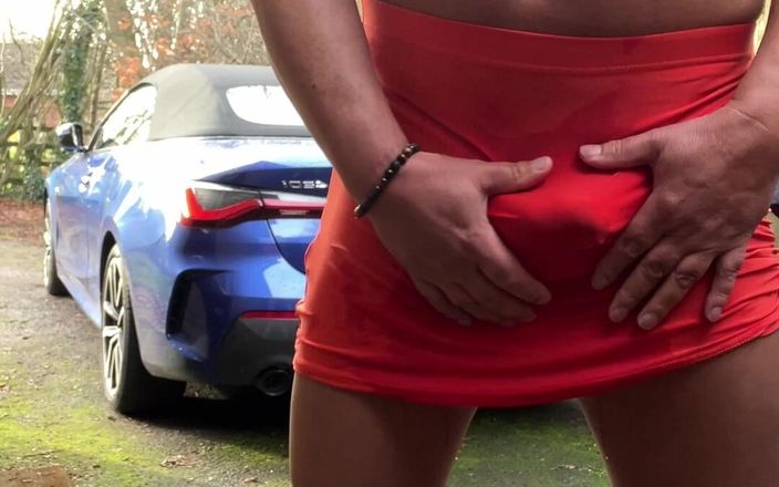 Kellycd2022: Amatérský crossdresser Kellycd2022 Sexy MILFka čůrá v její sukni a masturbuje...