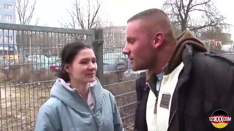 123XXX - 100% Amateurs: Un mec déjanté offre sa crème chaude à une douce nana...