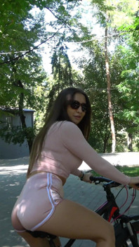 这家伙在公园里的自行车上观看一个性感的女孩，在她家口交大鸡巴，4k！