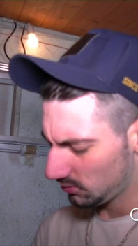 Due ragazzi che si spompinano a vicenda e scopano in un garage