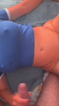 이탈리아 여성이 자지를 자위시키고 나를 세게 사정시키는 법을 정말 잘 안다.