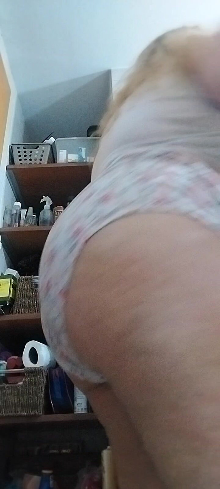 JennyInVegas: 화장실에서 음란한 얻기.