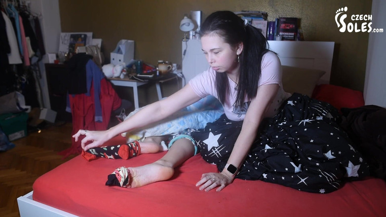 Czech Soles - foot fetish content: Două fete cu picioare în pat